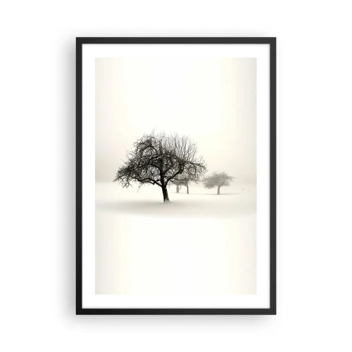 Poster în ramă neagră - Peisaj de iarnă cu copaci singuratici într-un cadru cețos - 50x70cm - Hibernare - Decorațiune modernă pentru perete pentru living și dormitor ARTTOR