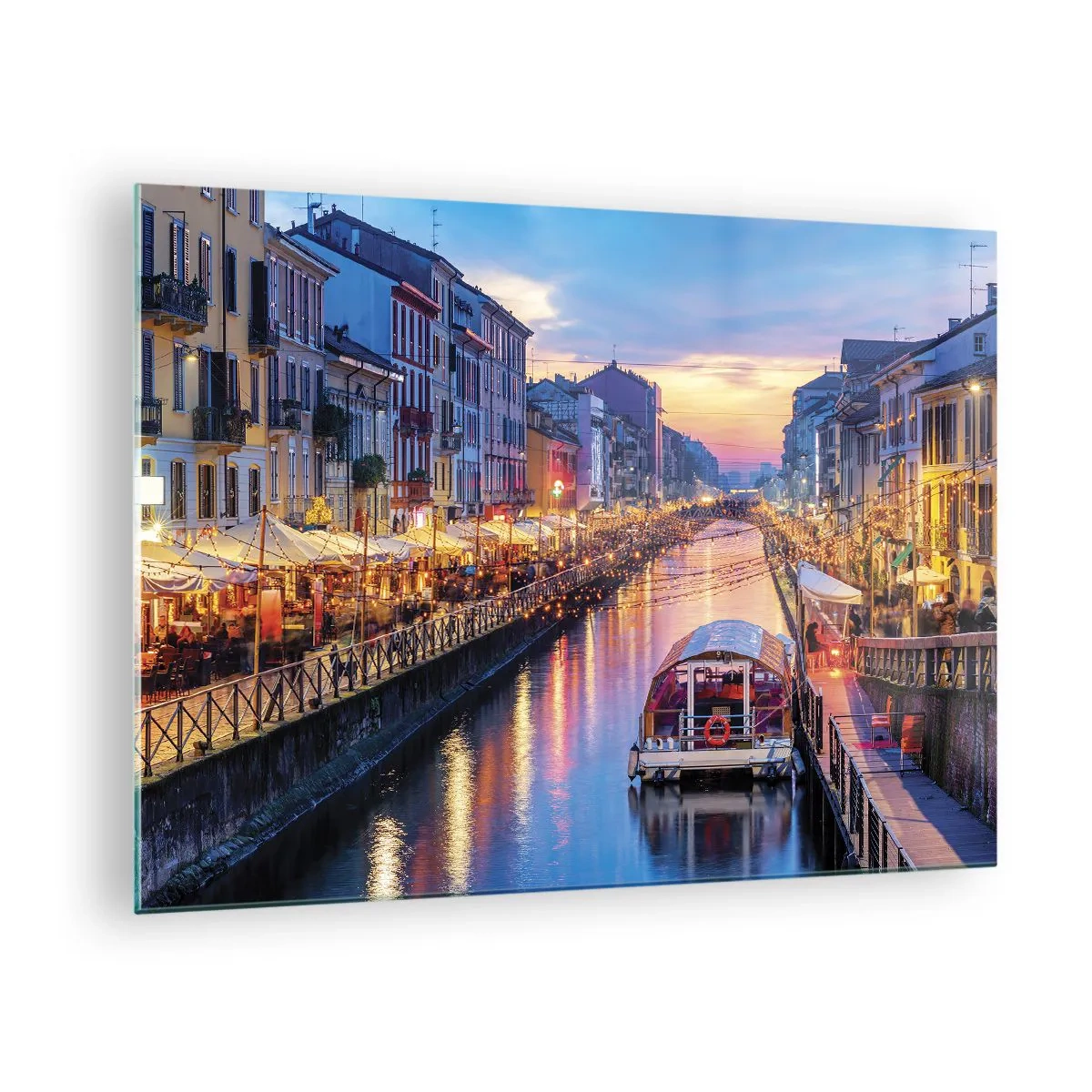 Tablou pe sticlă - Vedere de seară a canalului iluminat cu bărci și cafenele - 70x50cm - O seară de lumină și distracție - Decorațiune modernă pentru perete pentru living și dormitor ARTTOR