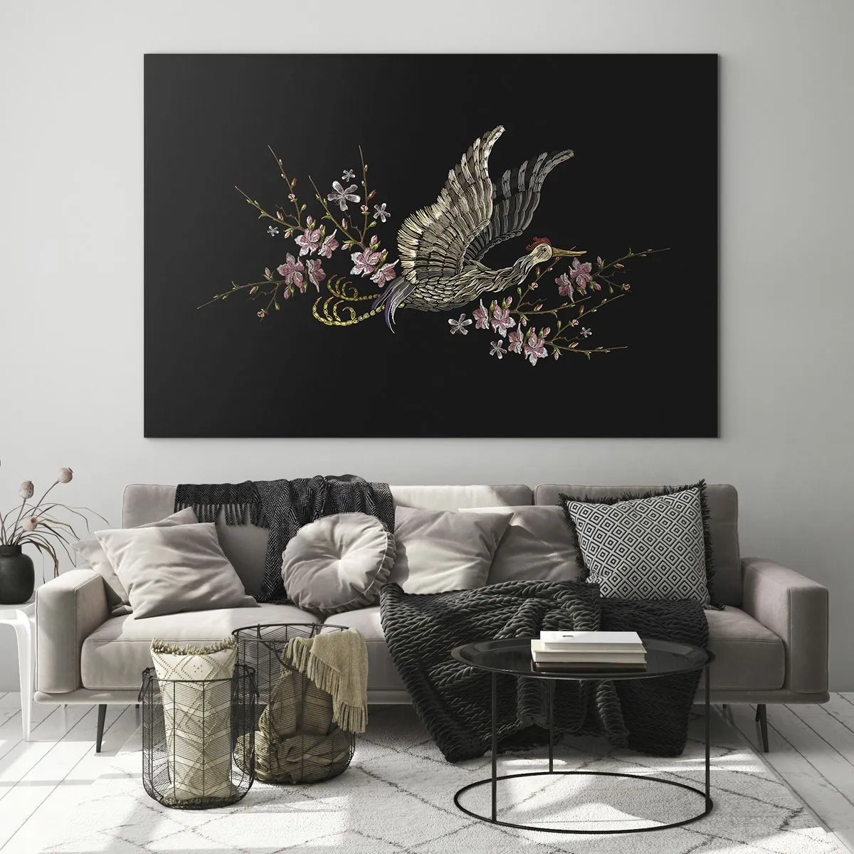 Tablou pe sticlă - Pasăre brodată în zbor cu flori în fundal pe un fundal închis - 70x50cm - Pasăre exotică brodată - Decorațiune modernă pentru perete pentru living și dormitor ARTTOR