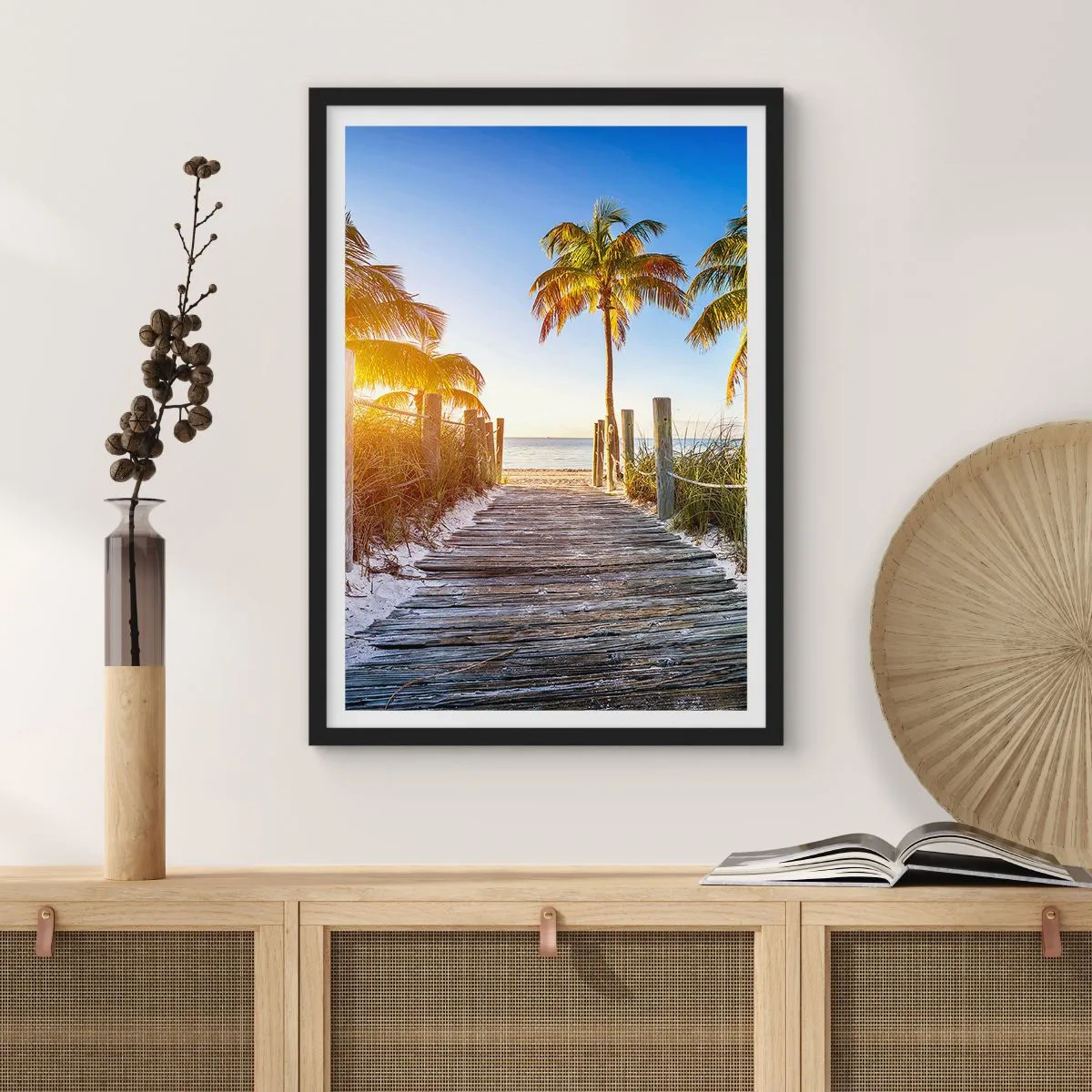 Poster în ramă neagră - Cale de lemn spre plajă cu palmieri în lumina soarelui - 50x70cm - Direct în paradis - Decorațiune modernă pentru perete pentru living și dormitor ARTTOR
