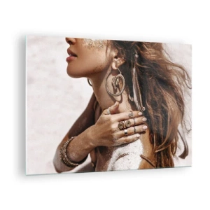 Tablou pe sticlă - Femeie elegantă cu bijuterii și nisip pe piele la plajă - 70x50cm - Regina plajei sălbatice - Decorațiune modernă pentru perete pentru living și dormitor ARTTOR