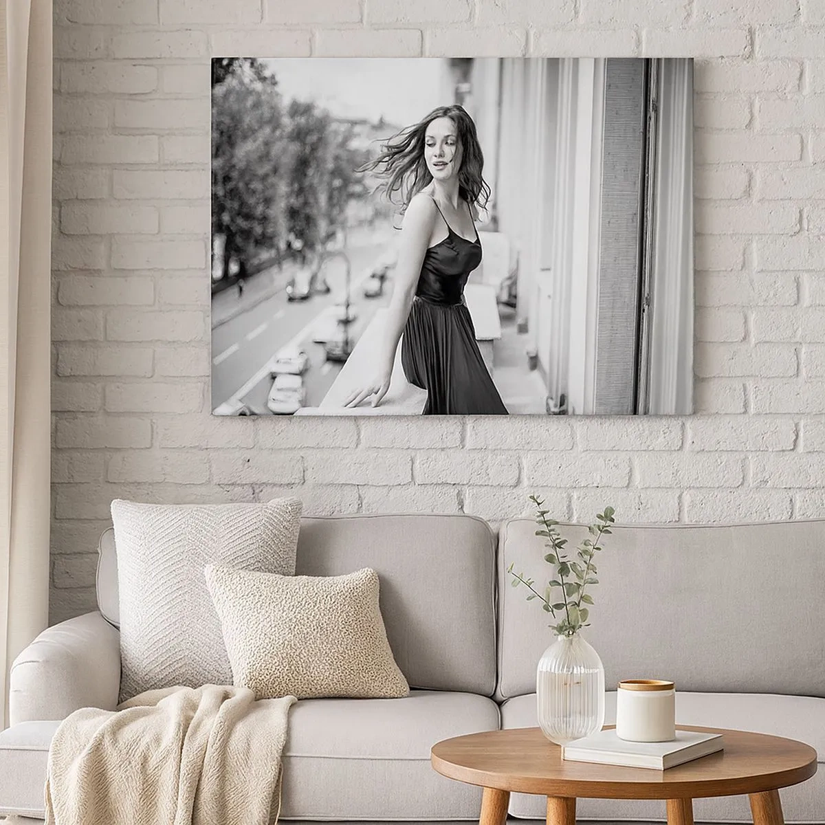 Tablou pe pânză Canvas - Fotografie alb-negru a unei femei pe un balcon - 70x50cm - Cu siguranță e o fată pariziană - Decorațiune modernă pentru perete pentru living și dormitor ARTTOR