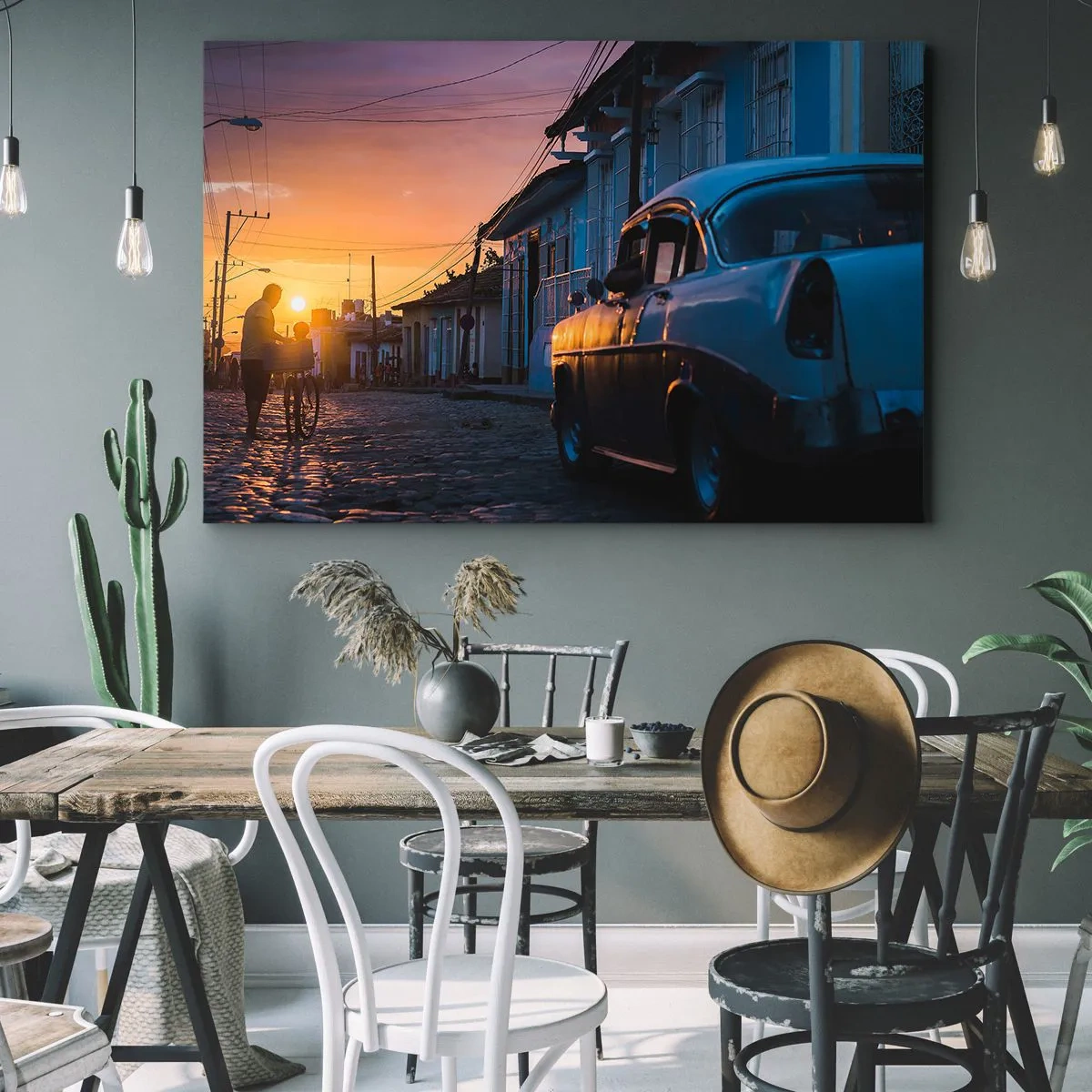 Tablou pe pânză Canvas - Mașină și bicicletă retro pe stradă în lumina soarelui care apune - 70x50cm - Aici timpul încetinește - Decorațiune modernă pentru perete pentru living și dormitor ARTTOR