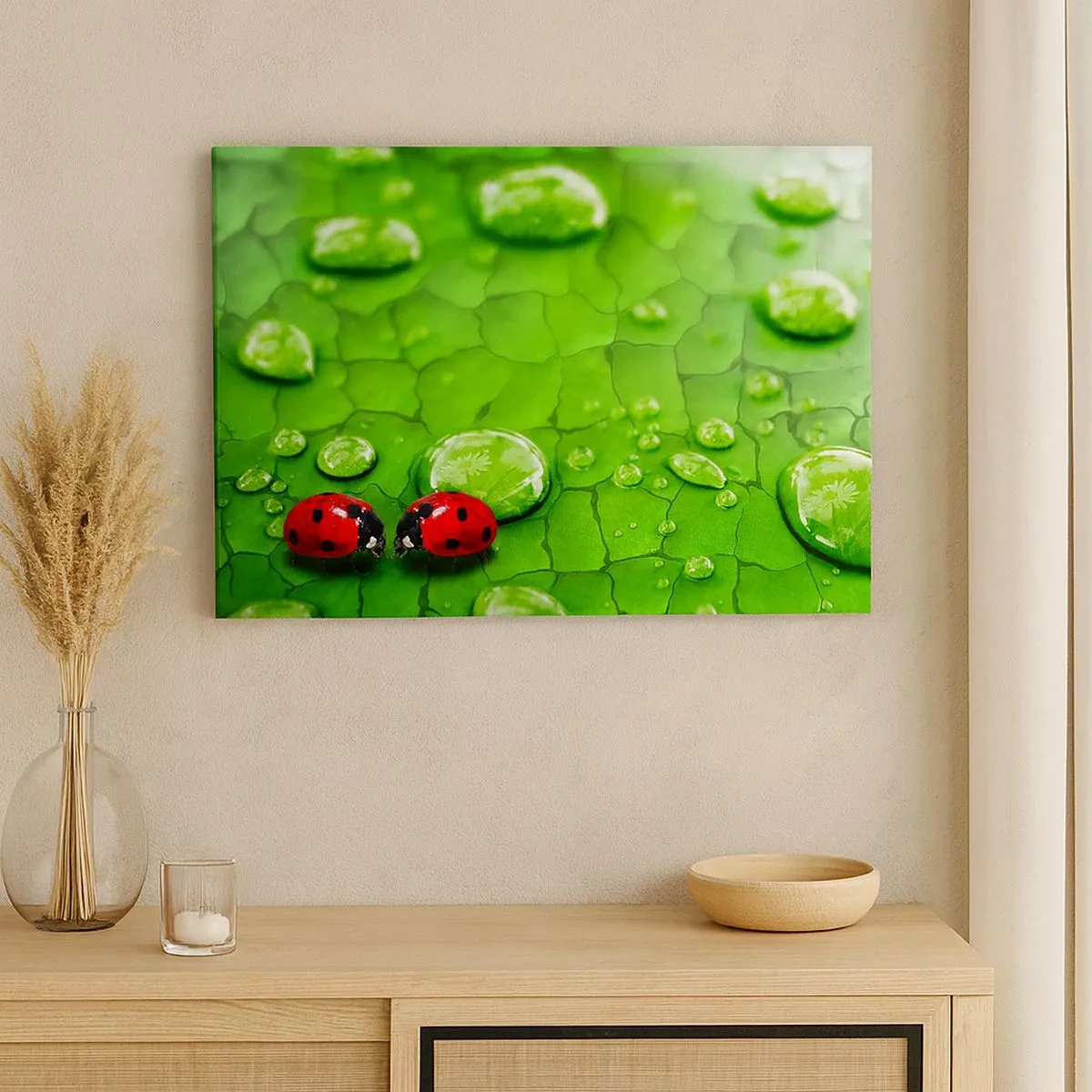 Tablou pe pânză Canvas - Două buburuze pe o frunză cu picături de apă în macrofotografie - 70x50cm - Întâlnire în verde - Decorațiune modernă pentru perete pentru living și dormitor ARTTOR