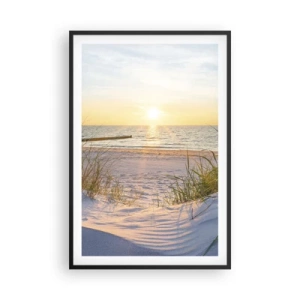 Poster în ramă neagră - Zumzet de mare, o plajă sălbatică printre ierburi... - 61x91 cm