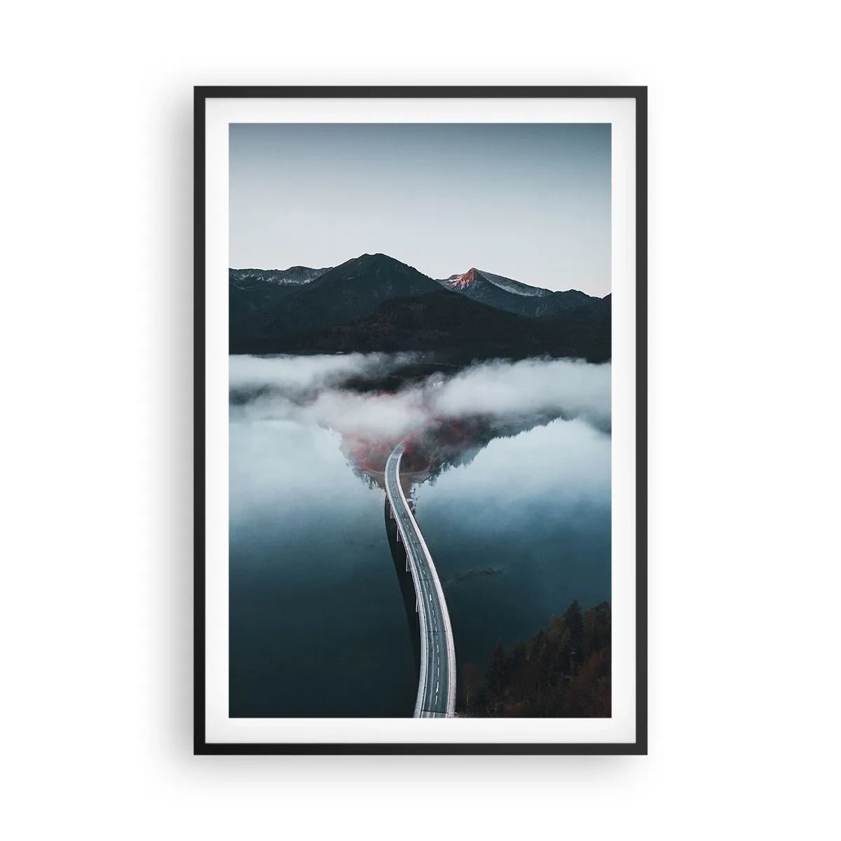 Poster în ramă neagră - Peste o apă netedă ca o oglindă - 61x91 cm