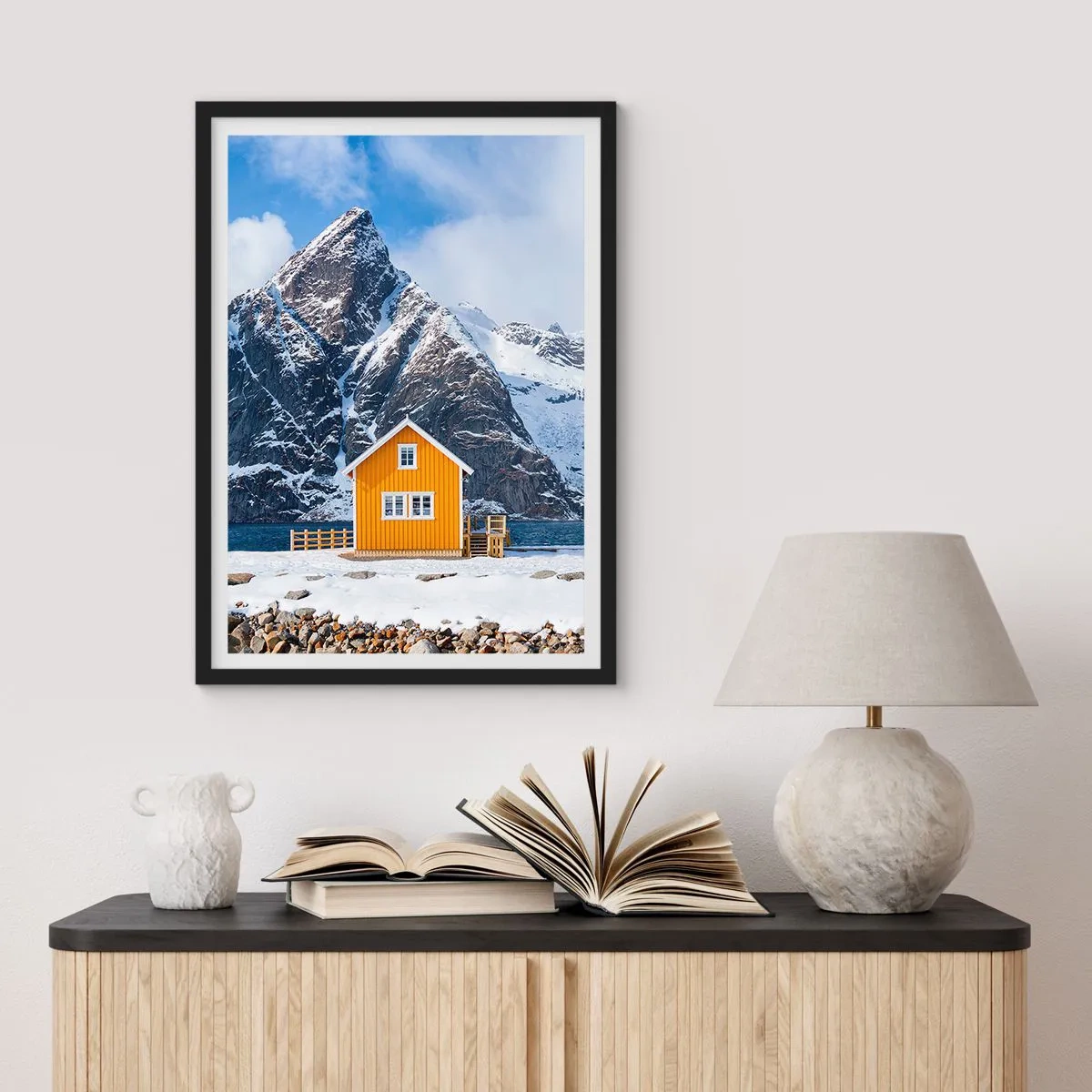 Poster în ramă neagră - O casă galbenă pe fundalul munților acoperiți de zăpadă - 50x70cm - Vacanță scandinavă - Decorațiune modernă pentru perete pentru living și dormitor ARTTOR