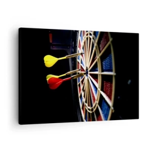 Tablou pe pânză Canvas - O tablă de darts cu darts lovite pe un fundal negru - 70x50cm - Direct la subiect - Decorațiune modernă pentru perete pentru living și dormitor ARTTOR