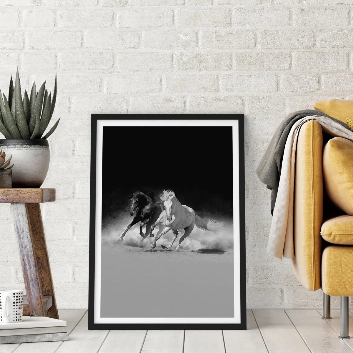 Poster în ramă neagră - Cai galopând pe un fundal monocromatic - 50x70cm - Galopul libertății - Decorațiune modernă pentru perete pentru living și dormitor ARTTOR