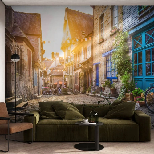 Tapet Standard Eco - O stradă pietruită fermecătoare cu case de locuit la apus - 100x70cm - Fantoma albă a orașului - Decorațiune modernă pentru perete pentru living și dormitor ARTTOR