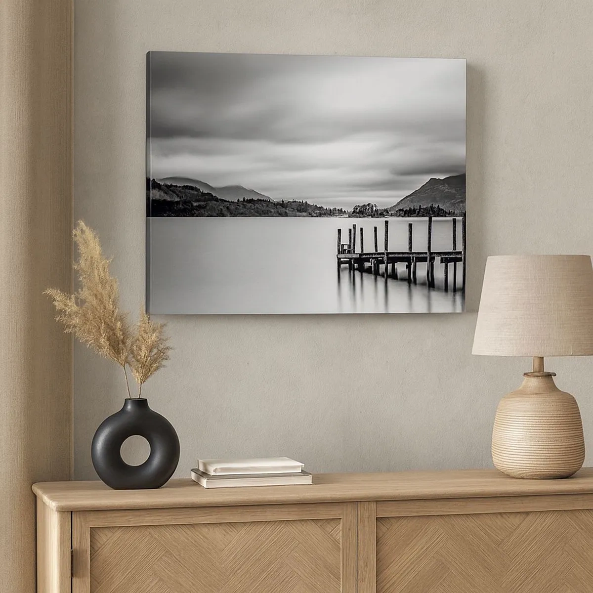 Tablou pe pânză Canvas - Peisaj alb-negru cu un dig peste un lac - 70x50cm - Blândețe și putere - Decorațiune modernă pentru perete pentru living și dormitor ARTTOR