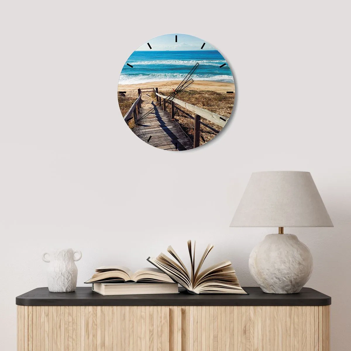 Ceas de perete - Ceas pe sticlă - Un debarcader din lemn duce la o plajă nisipoasă lângă oceanul albastru - 30x30cm - Aleargă! - Decorațiune modernă pentru perete pentru living, bucătărie și dormitor ARTTOR