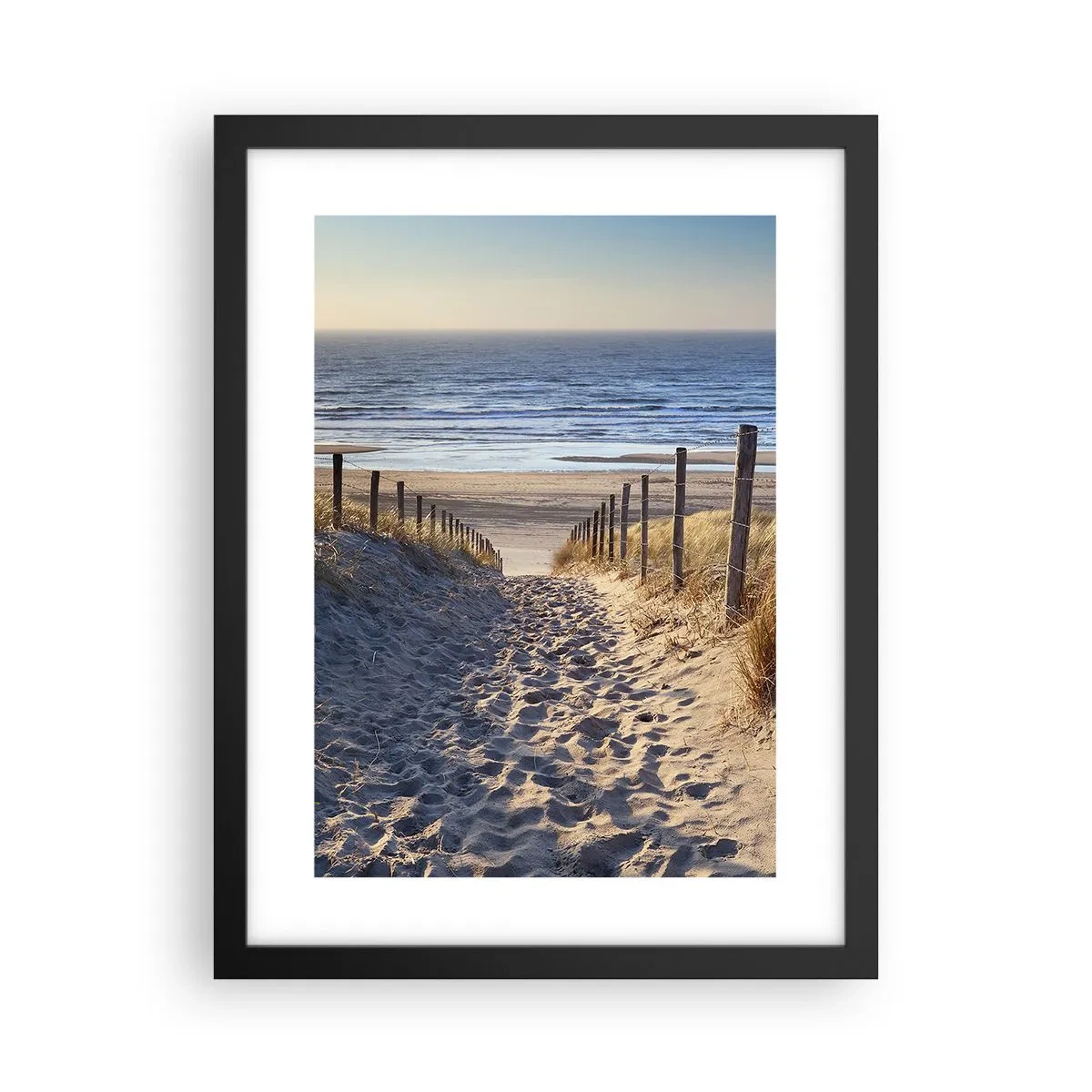 Poster în ramă neagră - Zumzet de mare, o plajă sălbatică printre ierburi... - 30x40 cm