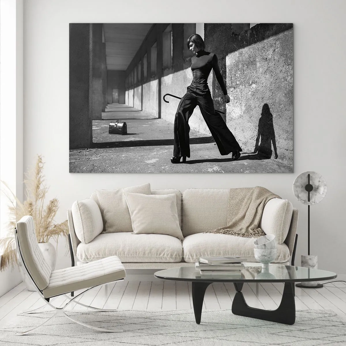 Tablou pe sticlă - Fotografie alb-negru a unei femei într-o ținută elegantă, într-un cadru urban. - 70x50cm - Eleganță urbană - Decorațiune modernă pentru perete pentru living și dormitor ARTTOR