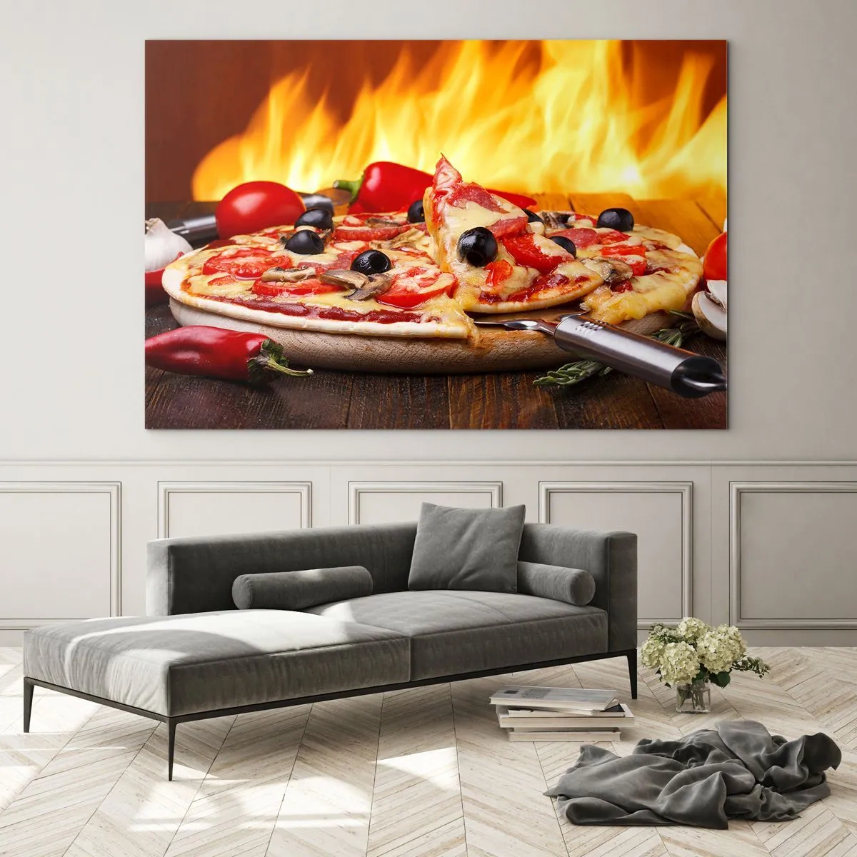Tablou pe sticlă - Pizza cu măsline pe fundalul flăcărilor de foc - 70x50cm - From Italy with love - Decorațiune modernă pentru perete pentru living și dormitor ARTTOR