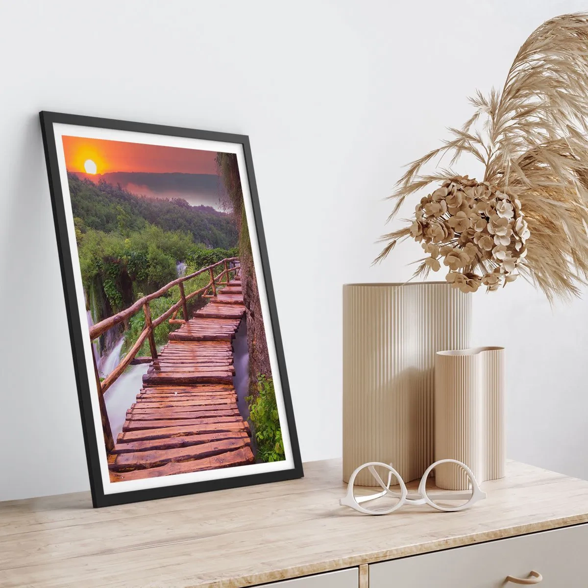 Poster în ramă neagră - Un pod de lemn printre verdeață și soarele care apune - 50x70cm - Frumusețe de necrezut - Decorațiune modernă pentru perete pentru living și dormitor ARTTOR