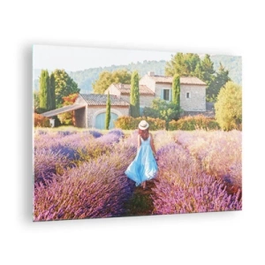 Tablou pe sticlă - O femeie într-o rochie mergând printr-un câmp de lavandă - 70x50cm - Fata de lavandă - Decorațiune modernă pentru perete pentru living și dormitor ARTTOR