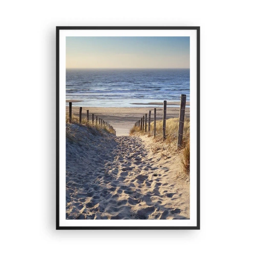 Poster în ramă neagră - Zumzet de mare, o plajă sălbatică printre ierburi... - 70x100 cm