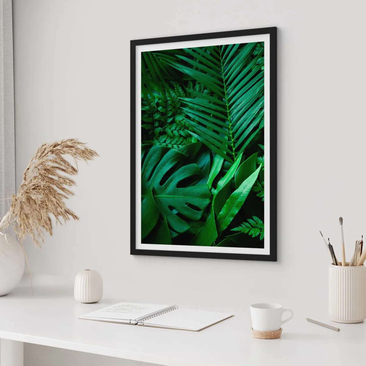 Poster în ramă neagră - Ferigă verde și frunze de palmier creează un model tropical - 50x70cm - Înfășurate în verde - Decorațiune modernă pentru perete pentru living și dormitor ARTTOR