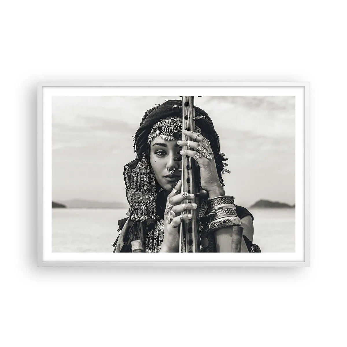 Poster în ramă albă - Muzica orientală în sine - 91x61 cm