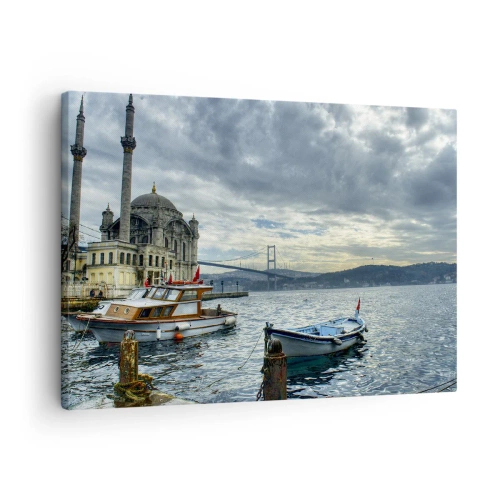 Tablou pe pânză Canvas - O clădire istorică pe apă, cu bărci și un pod în fundal - 70x50cm - La granița dintre lumi - Decorațiune modernă pentru perete pentru living și dormitor ARTTOR