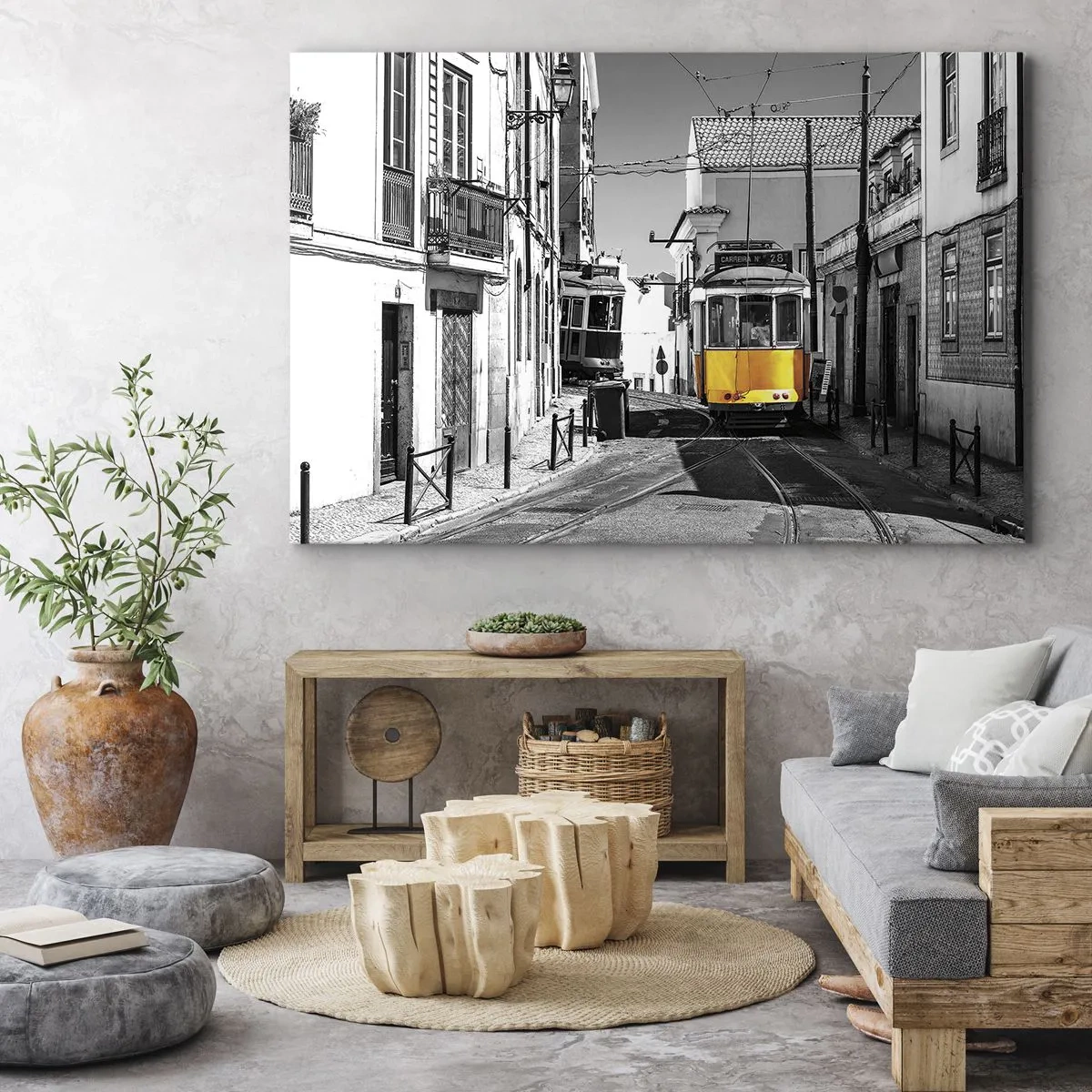 Tablou pe pânză Canvas - Un tramvai galben pe străzile Lisabonei într-un decor monocromatic - 70x50cm - Spiritul Lisabonei - Decorațiune modernă pentru perete pentru living și dormitor ARTTOR