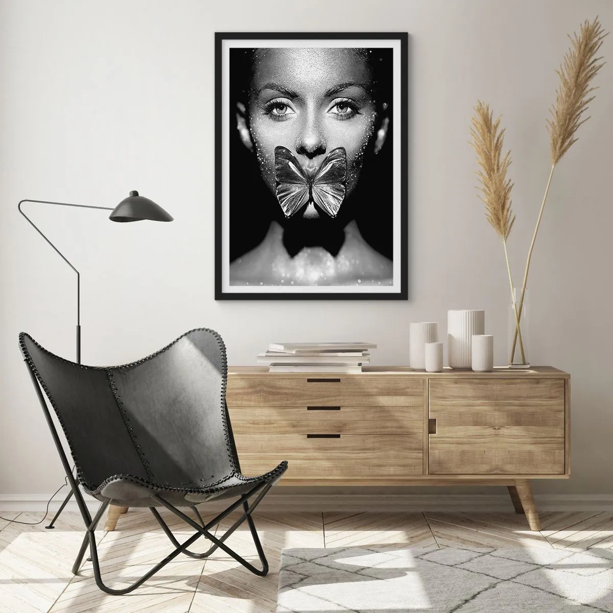 Poster în ramă neagră - Portret de femeie cu un fluture pe buze, alb-negru - 50x70cm - Sărut de fluture - Decorațiune modernă pentru perete pentru living și dormitor ARTTOR