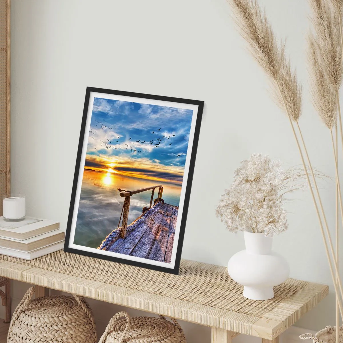 Poster în ramă neagră - ponton de lemn peste lac la apus - 50x70cm - Vântul se odihnește - Decorațiune modernă pentru perete pentru living și dormitor ARTTOR