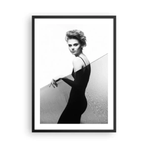 Poster în ramă neagră - O femeie într-o rochie neagră pe un peisaj deșertic - 50x70cm - Privirea magnetică - Decorațiune modernă pentru perete pentru living și dormitor ARTTOR
