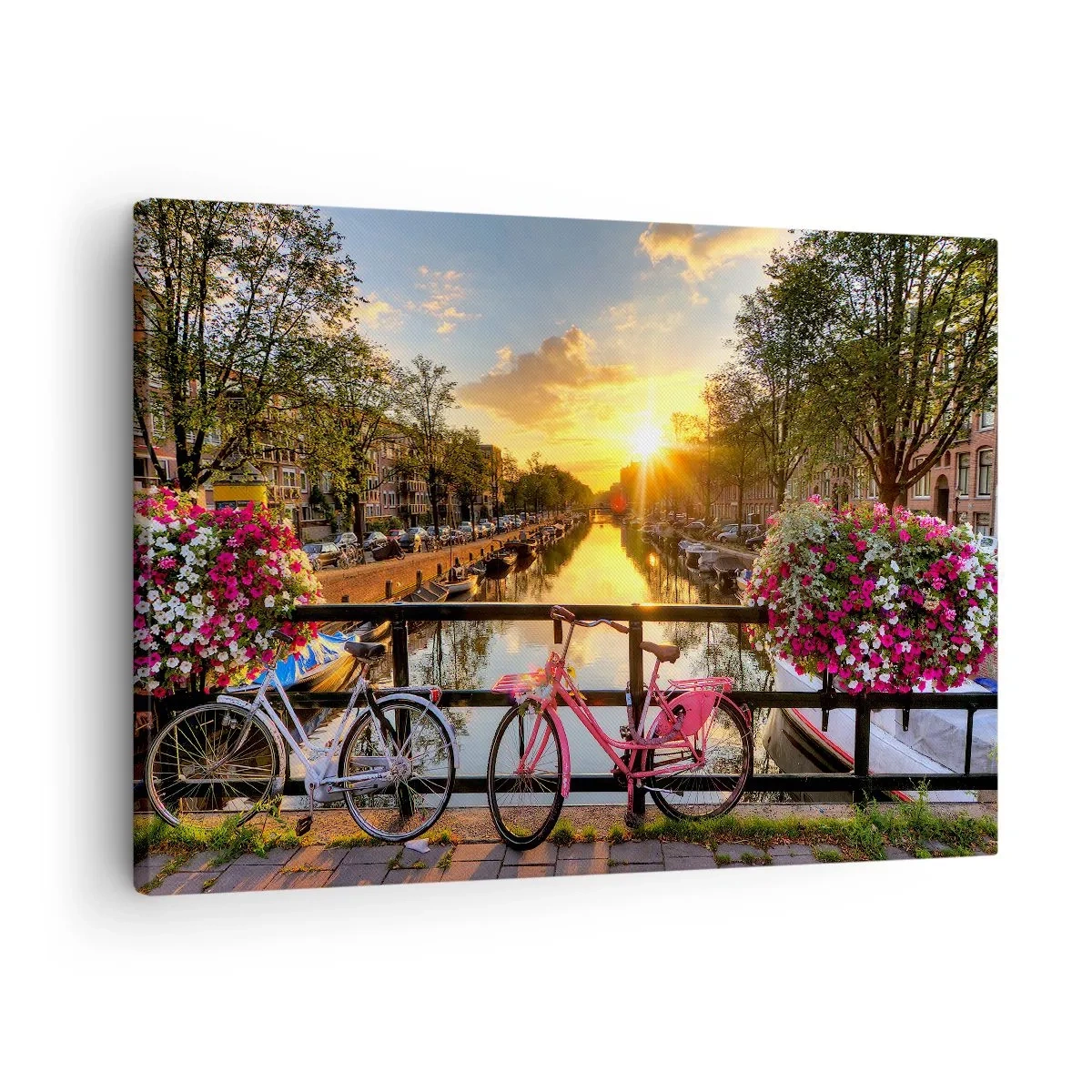 Tablou pe pânză Canvas - Biciclete pe un pod în strălucirea soarelui care apune - 70x50cm - Dimineața de primăvară în Amsterdam - Decorațiune modernă pentru perete pentru living și dormitor ARTTOR