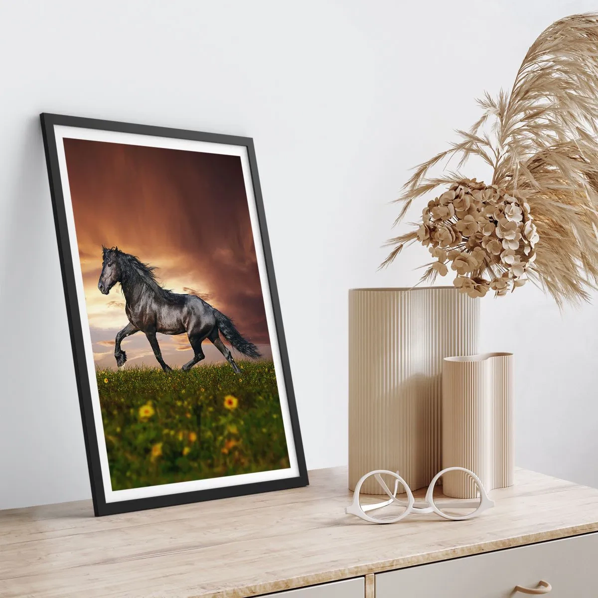 Poster în ramă neagră - Un cal negru galopează peste o pajiște în lumina soarelui care apune. - 50x70cm - Prințul negru - Decorațiune modernă pentru perete pentru living și dormitor ARTTOR