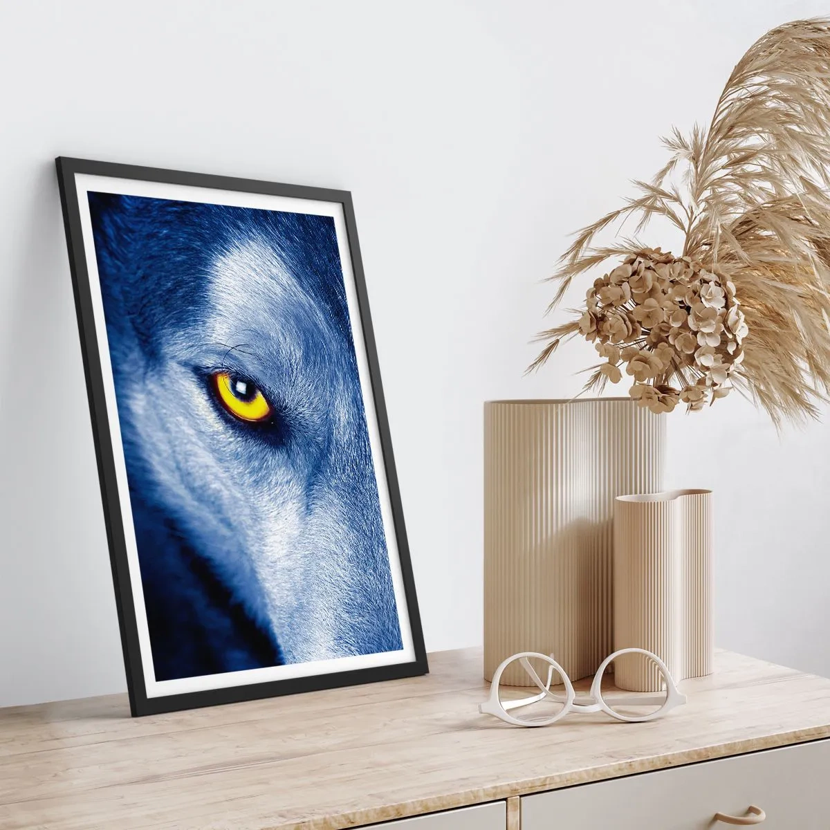 Poster în ramă neagră - O privire hipnotizantă - 61x91 cm