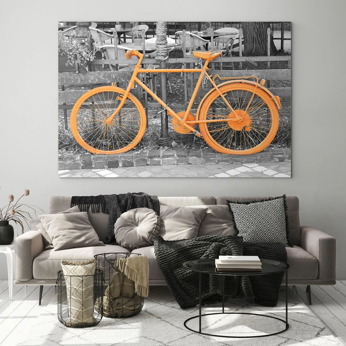 Tablou pe sticlă - O ilustrație a unei biciclete vopsite în portocaliu pe un fundal alb-negru. - 70x50cm - Du-te, eu aștept aici - Decorațiune modernă pentru perete pentru living și dormitor ARTTOR