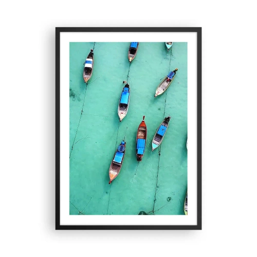 Poster în ramă neagră - O vedere de sus a bărcilor de pescuit pe apa turcoaz - 50x70cm - În așteptare - Decorațiune modernă pentru perete pentru living și dormitor ARTTOR