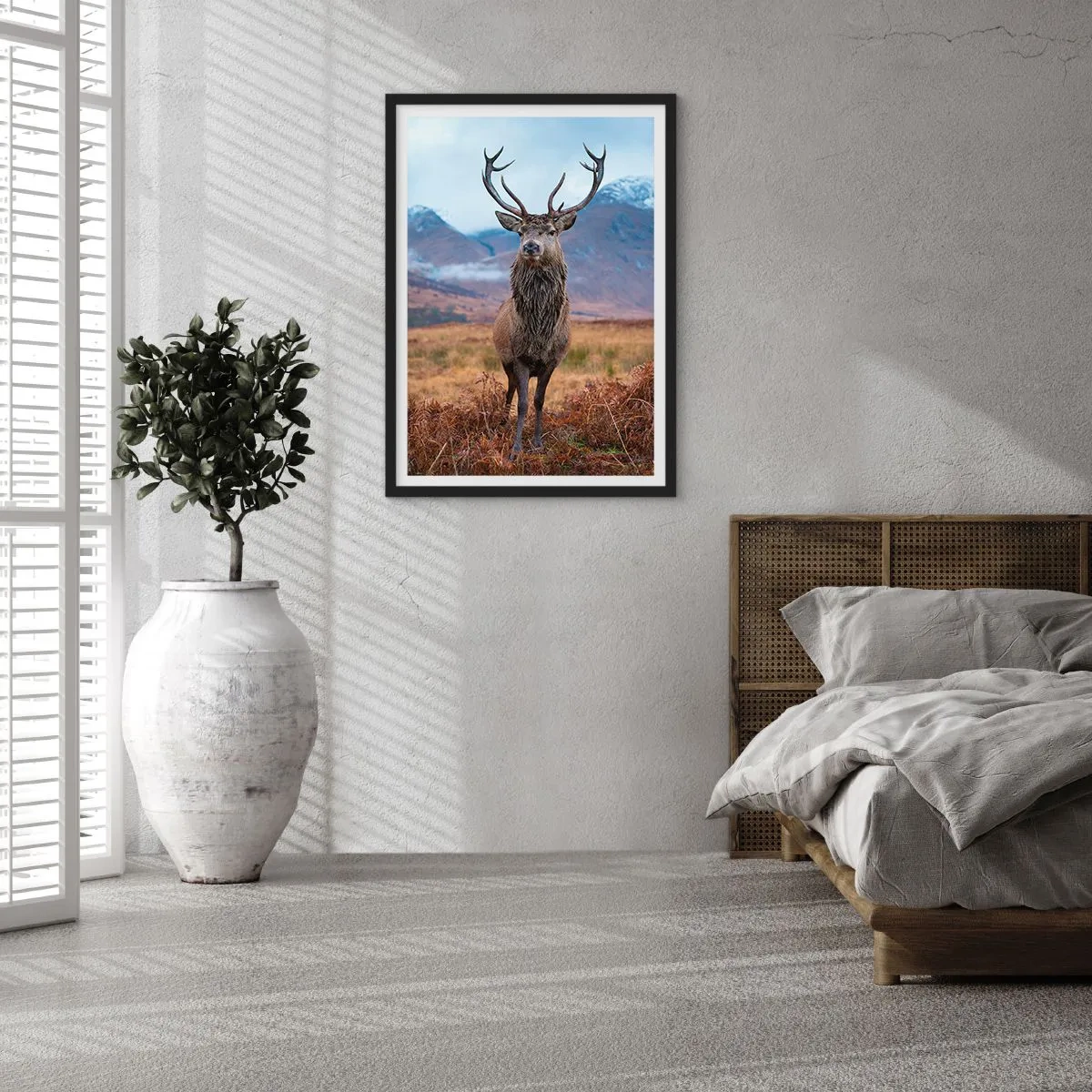 Poster în ramă neagră - Un cerb mândru pe fundalul unui munte - 50x70cm - Pe propriul lui teritoriu - Decorațiune modernă pentru perete pentru living și dormitor ARTTOR