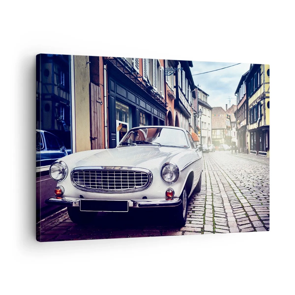 Tablou pe pânză Canvas - O mașină albă clasică pe o stradă pietruită a orașului - 70x50cm - Trecutul este astăzi - Decorațiune modernă pentru perete pentru living și dormitor ARTTOR