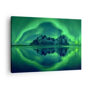Tablou pe pânză Canvas - Munți înconjurați de aurora boreală reflectată în apă - 70x50cm - În brațele aurorei - Decorațiune modernă pentru perete pentru living și dormitor ARTTOR