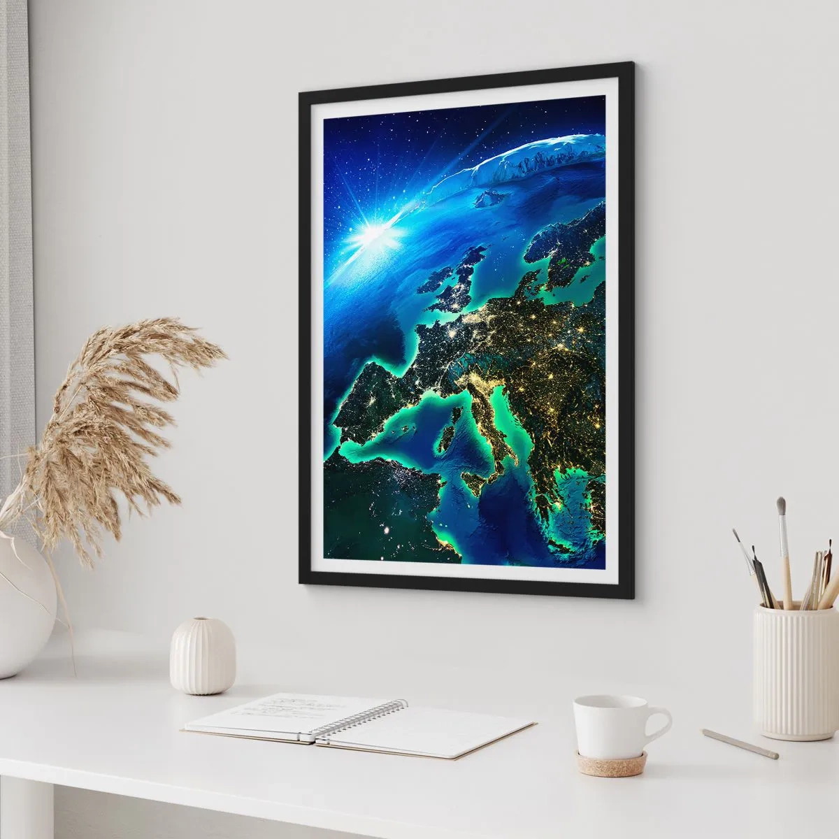 Poster în ramă neagră - O vedere a Europei din spațiu, iluminată de lumini de noapte. - 50x70cm - O Europă scânteietoare - Decorațiune modernă pentru perete pentru living și dormitor ARTTOR