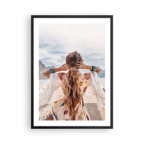 Poster în ramă neagră - Femeie într-o rochie boho cu vedere la mare - 50x70cm - Pe drumul spre fericire - Decorațiune modernă pentru perete pentru living și dormitor ARTTOR