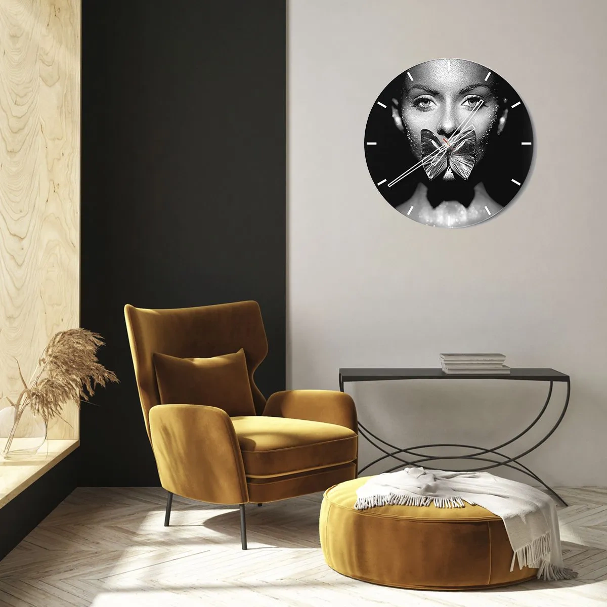 Ceas de perete - Ceas pe sticlă - Față de femeie alb-negru cu un fluture pe buze - 30x30cm - Sărut de fluture - Decorațiune modernă pentru perete pentru living, bucătărie și dormitor ARTTOR