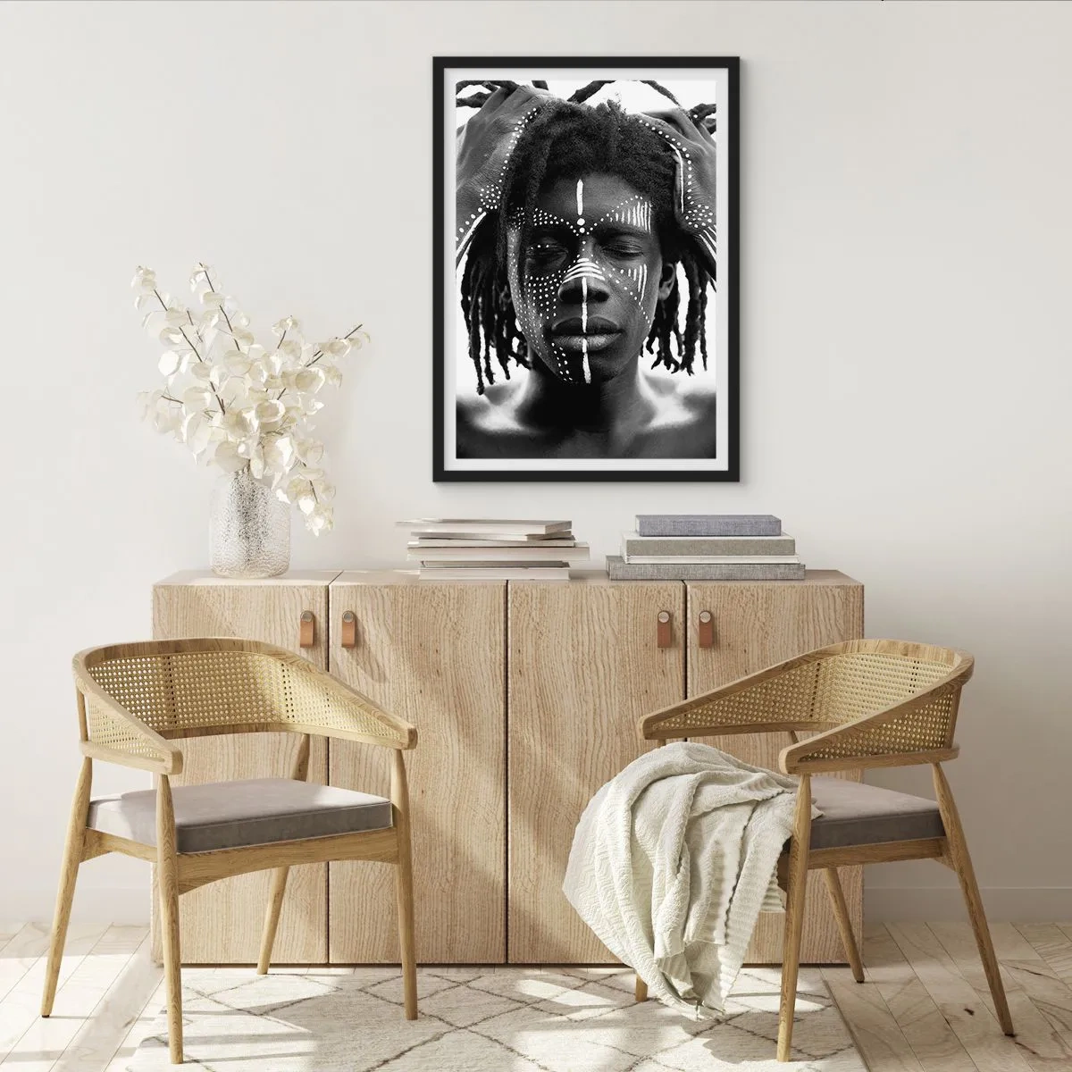 Poster în ramă neagră - Un bărbat cu picturi albe pe față și pe mâini - 50x70cm - Unde ești? - Decorațiune modernă pentru perete pentru living și dormitor ARTTOR
