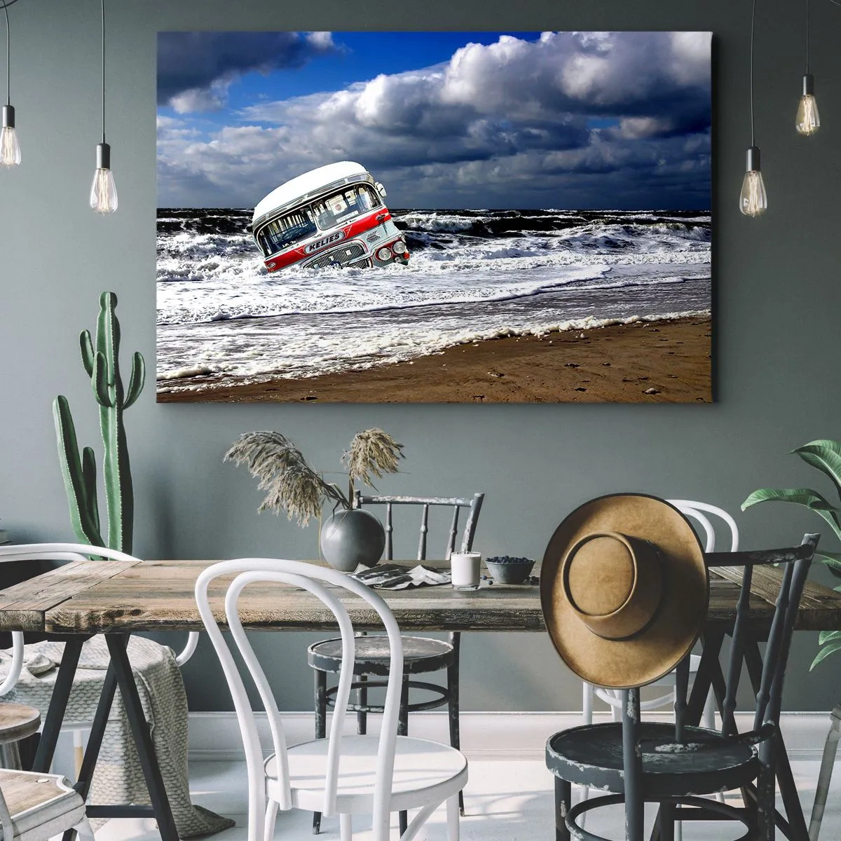 Tablou pe pânză Canvas - Un autobuz scufundat pe plajă, în mijlocul valurilor și al mării agitate - 70x50cm - Și de ce sunteți surprins? - Decorațiune modernă pentru perete pentru living și dormitor ARTTOR