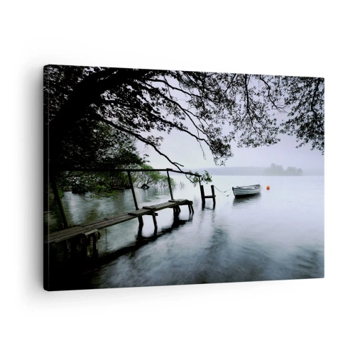 Tablou pe pânză Canvas - Un dig deasupra apei cu o barcă în fundal, înconjurat de un peisaj cețos - 70x50cm - Te odihnești deja - Decorațiune modernă pentru perete pentru living și dormitor ARTTOR
