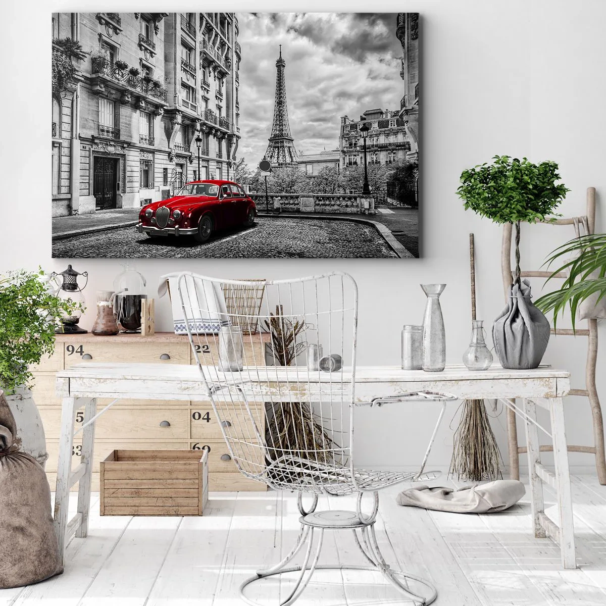 Tablou pe pânză Canvas - O mașină roșie cu Turnul Eiffel în fundal într-un cadru alb-negru - 70x50cm - Prădător în oraș - Decorațiune modernă pentru perete pentru living și dormitor ARTTOR