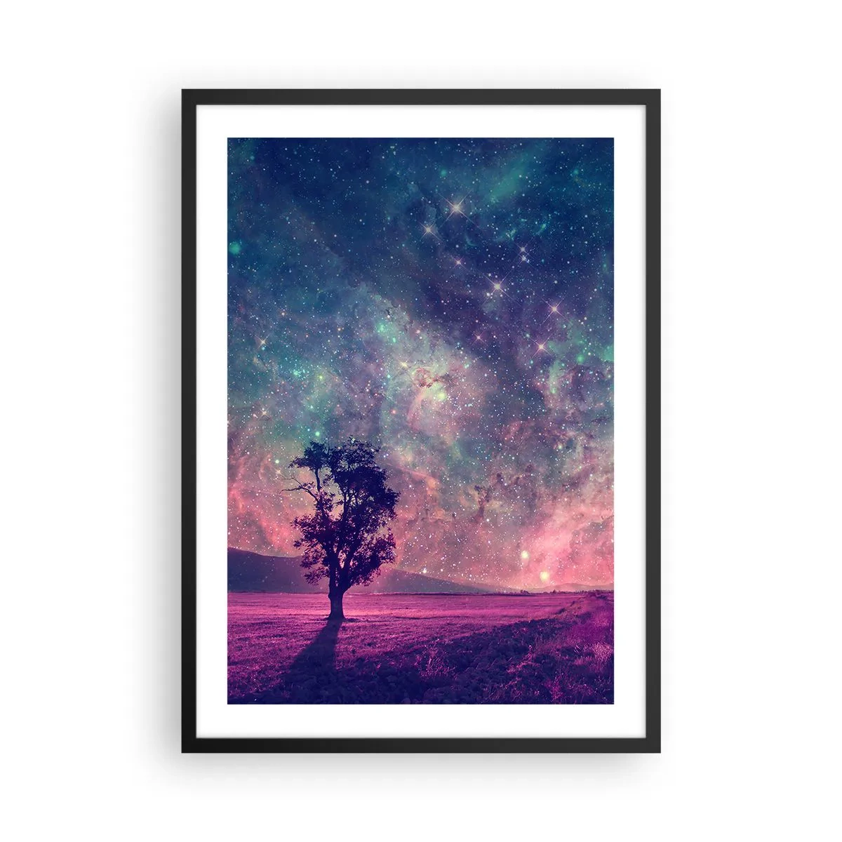 Poster în ramă neagră - Un copac pe fundalul unui cer înstelat în nuanțe colorate - 50x70cm - Sub un cer magic - Decorațiune modernă pentru perete pentru living și dormitor ARTTOR