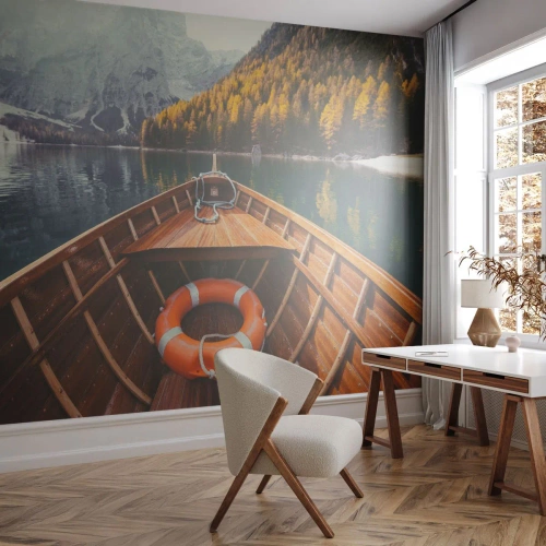 Tapet Standard Eco - Vedere dintr-o barcă de lemn a unui lac înconjurat de munți și păduri - 100x70cm - Excursie pe munte - Decorațiune modernă pentru perete pentru living și dormitor ARTTOR
