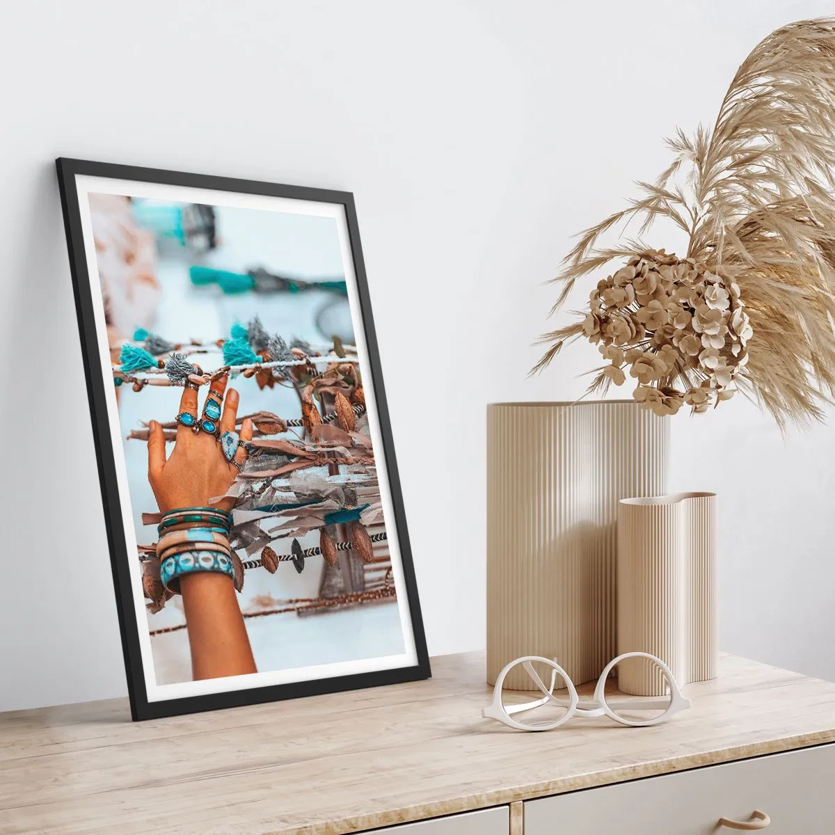 Poster în ramă neagră - O mână împodobită cu bijuterii pe un fundal boho - 50x70cm - Comori locale - Decorațiune modernă pentru perete pentru living și dormitor ARTTOR