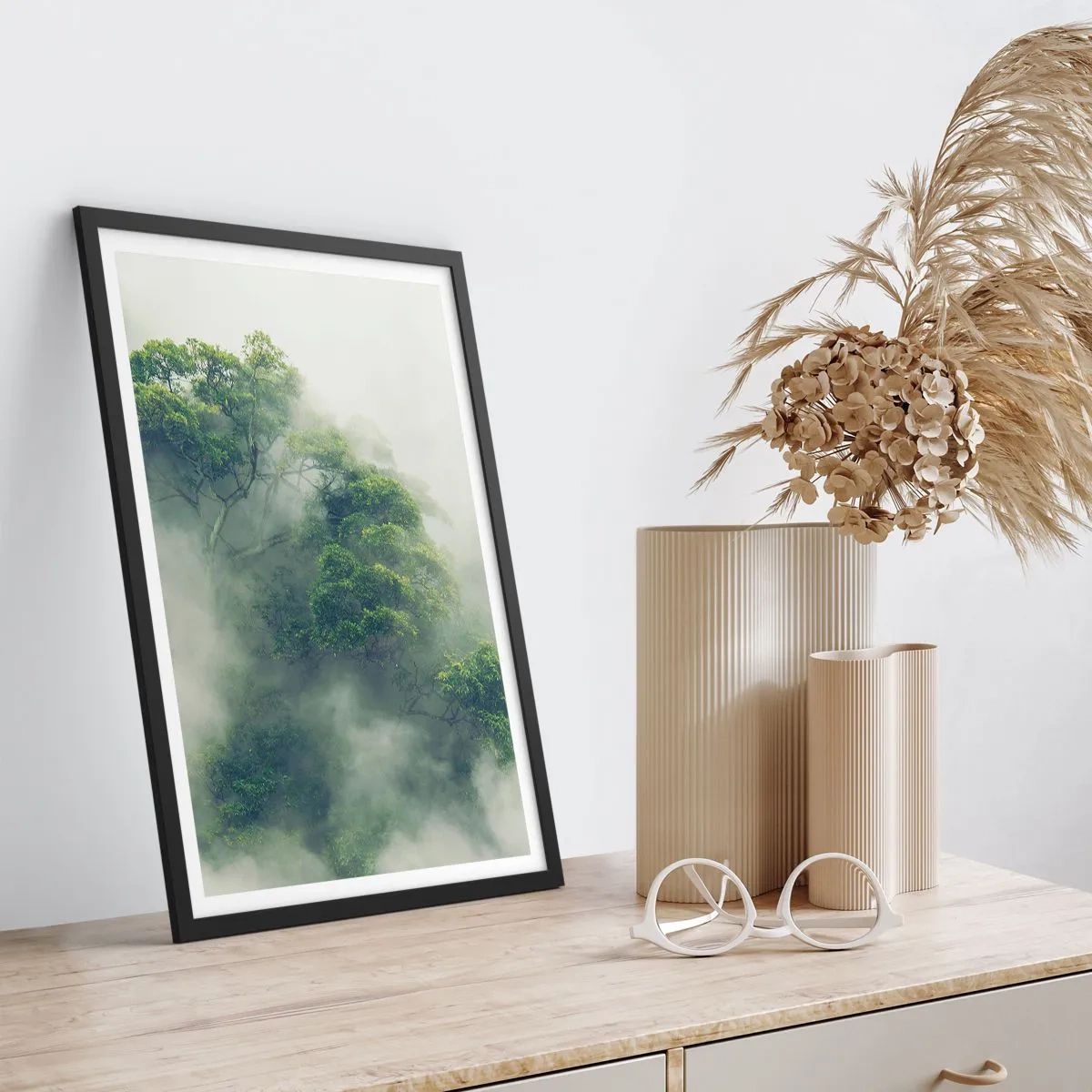 Poster în ramă neagră - Vârfuri verzi ale copacilor ascunse în ceață densă și misterioasă - 50x70cm - Înfășurate în ceață - Decorațiune modernă pentru perete pentru living și dormitor ARTTOR