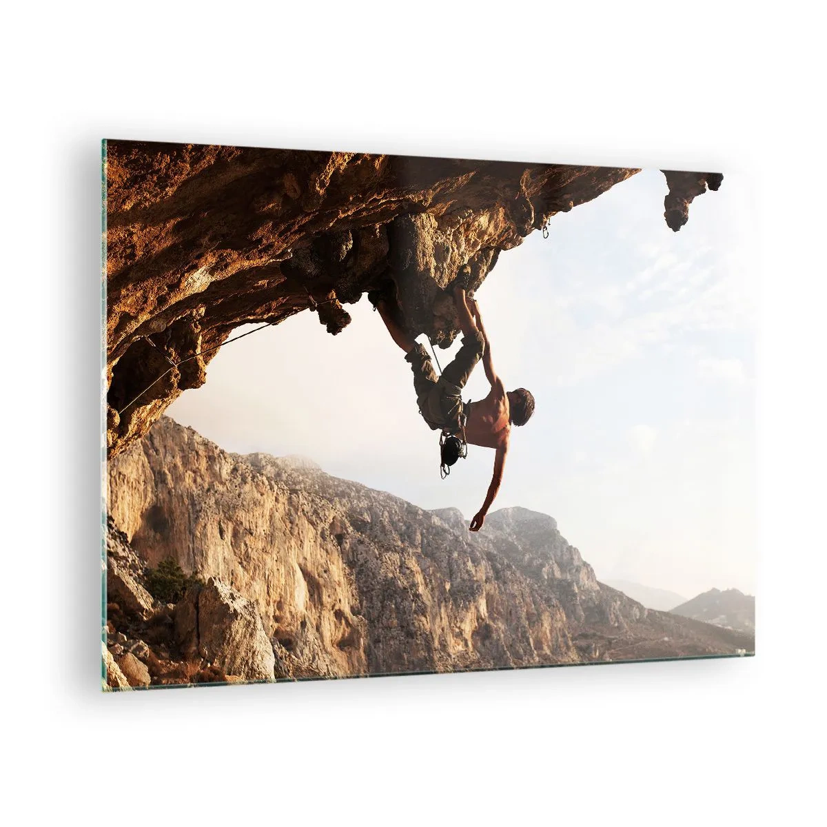Tablou pe sticlă - Urcând pe o stâncă verticală într-un peisaj montan - 70x50cm - Lumea s-a micșorat într-un pumn pe un afloriment de bolovani - Decorațiune modernă pentru perete pentru living și dormitor ARTTOR