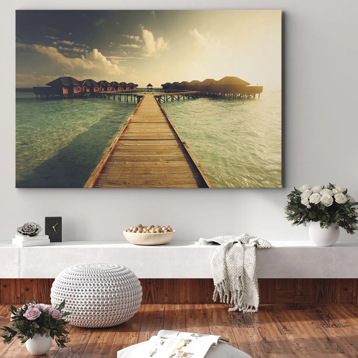 Tablou pe pânză Canvas - Un debarcader din lemn care duce spre casele de pe apă, iluminate de razele soarelui. - 70x50cm - O invitație caldă - Decorațiune modernă pentru perete pentru living și dormitor ARTTOR